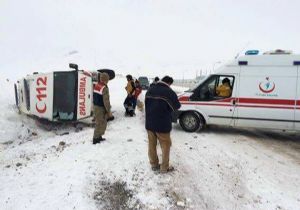 Hasta almaya giden ambulans yan yattı:  3 yaralı